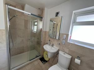 a bathroom with a shower and a toilet and a sink at 4 to 5 Bedroom beautiful holiday home London sleeps 9-central Links in London