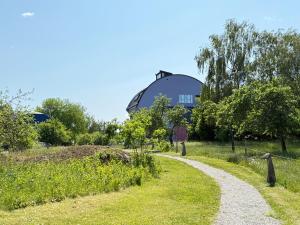 DR ÅSA Rooms in Kallfors, Järna, south Stockholm, near Golf, Ytterjärna Concerts & the Baltic Sea Beach外面的花园