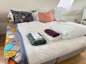 DR ÅSA Rooms in Kallfors, Järna, south Stockholm, near Golf, Ytterjärna Concerts & the Baltic Sea Beach客房内的一张或多张床位