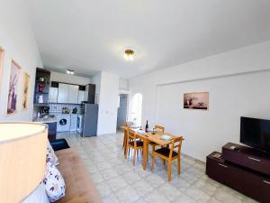 Kuchyň nebo kuchyňský kout v ubytování Alexia Apartments & Studios
