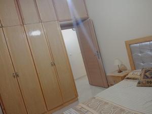 Giường trong phòng chung tại bel appartement clima wifi a oujda
