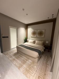 a large bedroom with a large bed and a window at Apartment near Alraka Corniche شقة بجانب كورنيش الراكة in Dammam