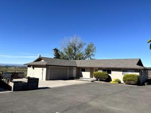 una grande casa con un vialetto d'accesso davanti di Vineyard and winery guest house 