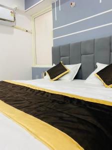 Postel nebo postele na pokoji v ubytování Orchha Stay Inn