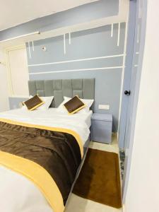 Postel nebo postele na pokoji v ubytování Orchha Stay Inn