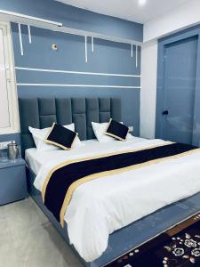 Postel nebo postele na pokoji v ubytování Orchha Stay Inn