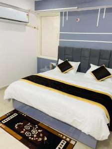 Postel nebo postele na pokoji v ubytování Orchha Stay Inn