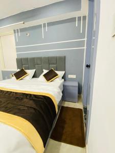 Postel nebo postele na pokoji v ubytování Orchha Stay Inn