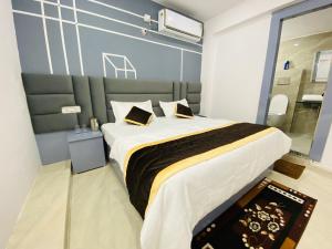 Postel nebo postele na pokoji v ubytování Orchha Stay Inn