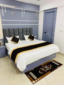 Postel nebo postele na pokoji v ubytování Orchha Stay Inn