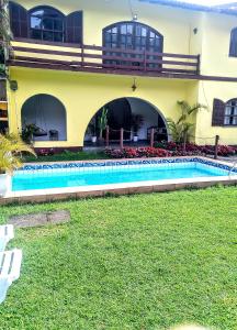 une piscine dans la cour d'un immeuble dans l'établissement Pousada Casa Recanto da Serra, à Petrópolis