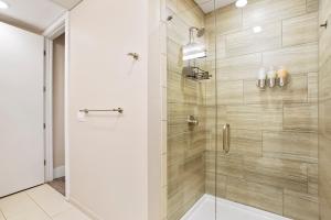 Un baño con ducha con puerta de cristal. en Unbeatable Location Golden Condo - Walk Everywhere, en Golden 14 fotos más