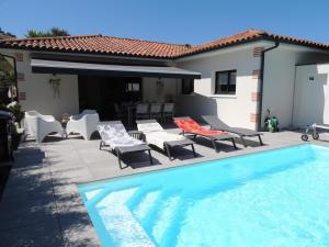 Πισίνα στο ή κοντά στο VILLA ALAÏA neuve avec piscine, pétanque proche plage et golf