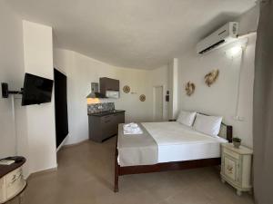Amelia Seaview Apartments & Studios客房内的一张或多张床位