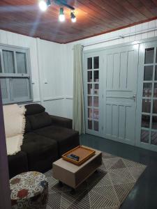 a living room with a couch and a table at Meu lar na praia in Jaguaruna