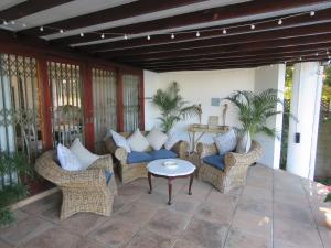 Zona d'estar a Whispering Waves Villa