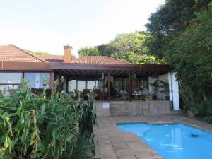 Piscina a Whispering Waves Villa o a prop