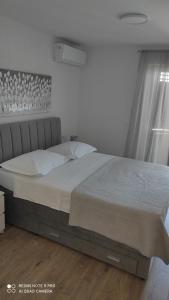 Postel nebo postele na pokoji v ubytování Seaview Center House Brela