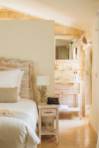 Cama ou camas em um quarto em La Bastide des Salins
