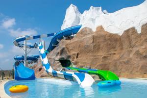 a water slide in the water park at Habitaciones frente al mar in Carretal