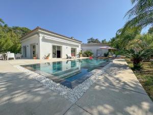 ein Swimmingpool vor einem Haus in der Unterkunft Beautiful luxury villa in Antibes