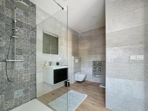 ein Badezimmer mit Dusche, Waschbecken und Toilette in der Unterkunft Beautiful luxury villa in Antibes + 24 Fotos