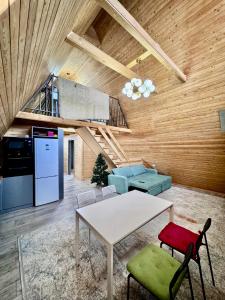 una stanza con tavolo e sedie e una scala di Fantastic view - Chalet Karakol a Karakol