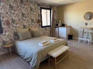 1 dormitorio con 1 cama con mesa y cocina en Suite du Spa 3 - Parking Privé Gratuit, en Reims