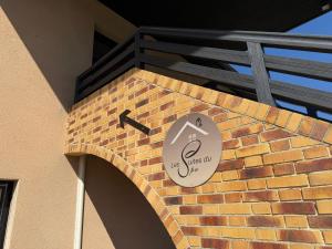 un reloj en el lateral de un edificio de ladrillo en Suite du Spa 3 - Parking Privé Gratuit, en Reims