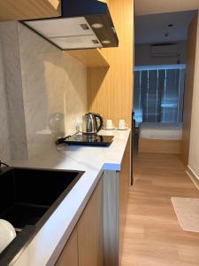 Kuchyň nebo kuchyňský kout v ubytování Pollux Habibie Suite City View By Superstay + 6 fotografií