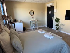 una sala de estar con un sofá y una mesa en Suite du Spa 3 - Parking Privé Gratuit, en Reims