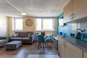 Kuchyň nebo kuchyňský kout v ubytování 4 Bed Home Near New Cross Hospital-Contractors, Relocation, Families + 15 fotografií