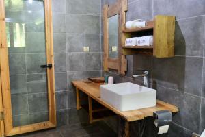 Vannituba majutusasutuses Zhejiang Anji Xiaoshe B&B Near Zhejiang North Grand Canyon Deep Creek Canyon Rafting Jiangjunguan Rafting Wind Paragliding Zhangli Ancient Road Longwangshan Scenic Area