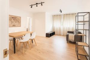 Una cocina y un comedor con mesa y sillas. en JEREZ HILLS St JOAQUINS, en Jerez de la Frontera