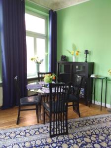 a dining room with a table and chairs and a window at Ferienwohnung am Markt - ein Zuhause mit Aussicht in Güstrow