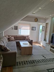 Una sala de estar con un sofá y una mesa de café. en Zlatište, en Sarajevo