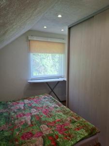 un dormitorio con una cama y una ventana en Zlatište, en Sarajevo