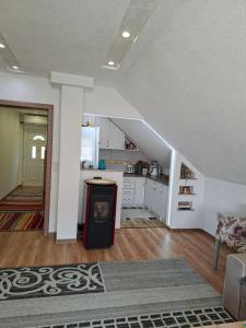 sala de estar con cocina y escalera en Zlatište, en Sarajevo