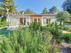 a house with a garden in front of it at Villa tout équipée - Piscine & pool house - CLIM in Uzès