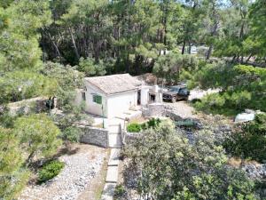 an aerial view of a white house in the woods at Kapetanska kućica na moru in Cunski +19 photos