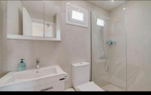 アヤナパにあるDeluxe Apt - 500m Nissi Beach!のシャワー、トイレ、洗面台を備えたバスルーム