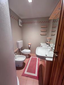 Un baño con dos inodoros y un lavabo. en Appartamento Salice 2000 - G, en Sauze d'Oulx