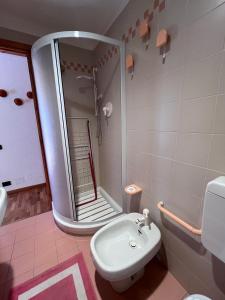 Un baño con lavabo y ducha con espejo. en Appartamento Salice 2000 - G, en Sauze d'Oulx 9 fotos más
