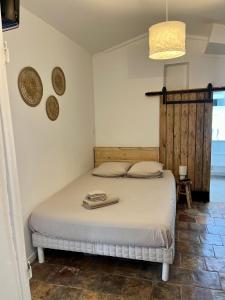 une chambre avec un lit dans une pièce dans l'établissement Maisonnette face au Garlaban, à Roquevaire