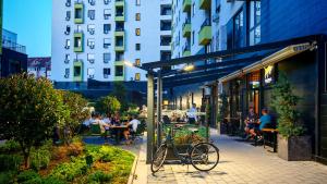 uma bicicleta estacionada num passeio ao lado de um edifício em FilinHome Dusana Suite 2 em Novi Sad