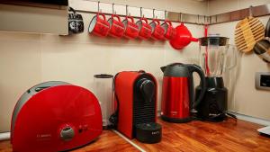 um balcão de cozinha com um liquidificador vermelho e utensílios em FilinHome Dusana Suite 2 em Novi Sad