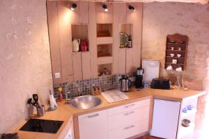 - une cuisine avec un évier et un comptoir dans l'établissement Le Moulin de Margaux, à Margaux
