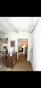 FontrieuにあるMaison de charmeのソファとテーブルのあるリビングルーム +6枚の写真