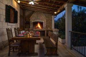 カシュテラにあるVilla Jureのパティオ(テーブル、暖炉付)
