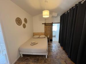 une chambre avec un lit dans une pièce dans l'établissement Maisonnette face au Garlaban, à Roquevaire